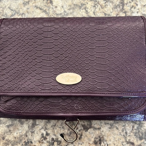 Hanging travel bag with multiple removable bags - Picture 1 of 11